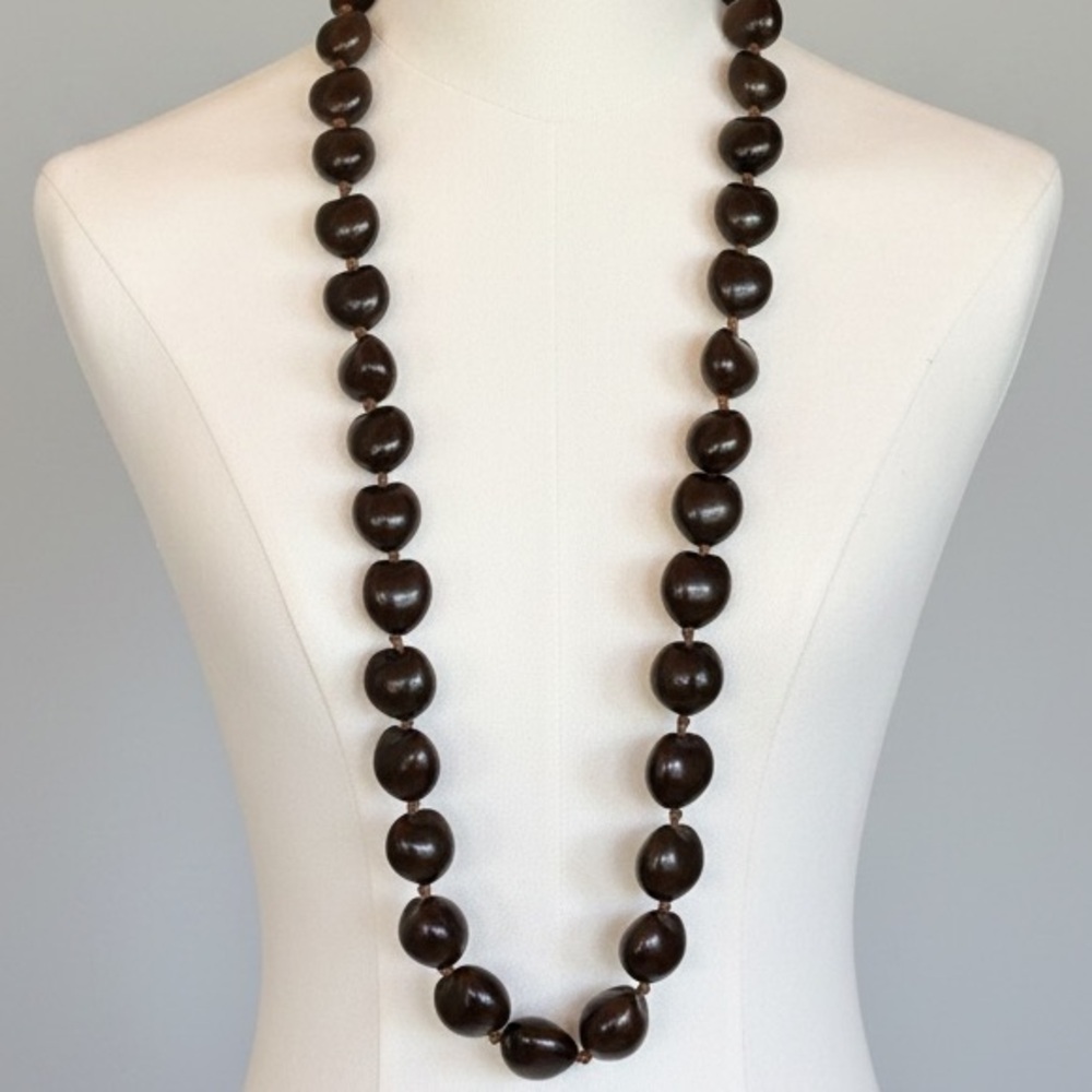 Hawaiian Kukui Nut Lei Necklace w/Ribbon
Symbol of protection & peace  *souvenir